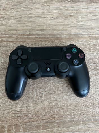  PlayStation 4 Slim 500 GB + 2 pulteliai + krovimo stotelė Parduodu puikiai veikiančią PlayStation 4 Slim (500 GB) konsolę, idealiai tinkančią tiek vienam žaidėjui, tiek žaisti dviese! for sale