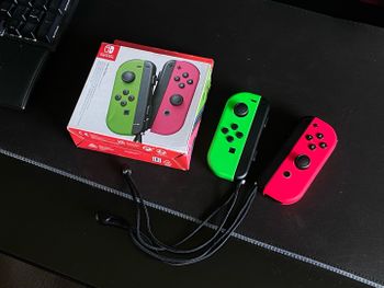 Nintendo Switch Neon Green and Pink Joy-Con Controllers / Pulteliai