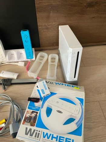 Redeem Parduodu Nintendo Wii konsolę su priedais – atrišta + 32GB USB