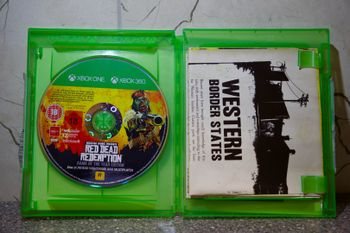 Xbox Series X 1TB + 2 Red Dead Redemption žaidimai (diskai, dėžės)