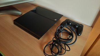 Juodos spalvos Playstation 4 konsolė su originalu juodu Playstation 4 pulteliu Dualshock Black Playstation 4 console with original Playstation 4 black controller dualshock
