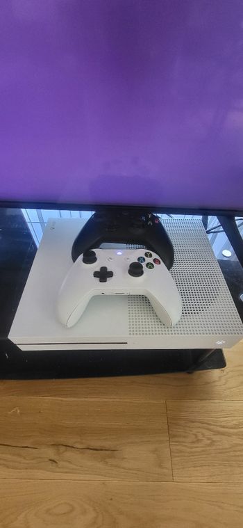 Xbox One S + 1 Pultelis