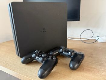 Playstation 4 su kontroleriais ir žaidimais for sale