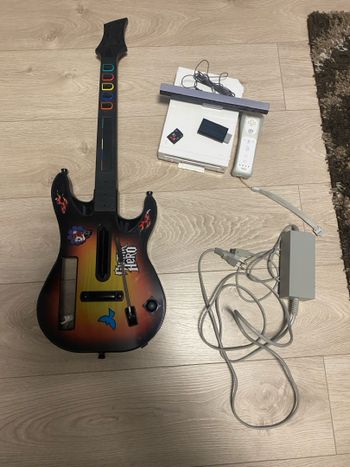 Nintendo Wii (atrišta) su Guitar Hero gitara