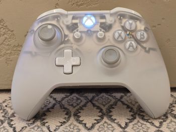 Xbox One pultelis - permatomas/baltas