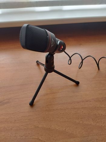 Trust GXT 212 mikrofonas su trikoju