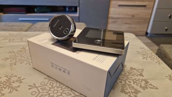 Išmanioji durų akutė-skambutis