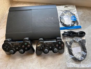 PlayStation 3 Super Slim 500GB su 2 originaliais pultais SuperSlim