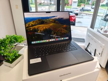 MacBook Pro M3 16" 18gb / 512gb su Garantija