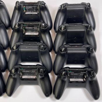 Redeem 12x Microsoft Xbox Wireless Controllers for Xbox One/Series X/S/PC - FOR PARTS