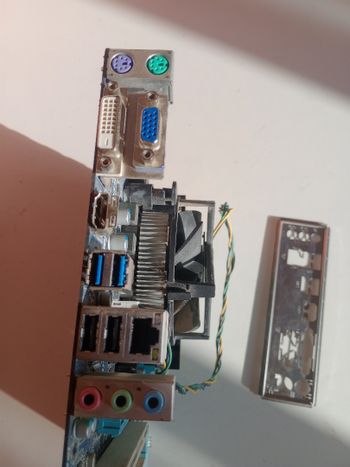 Gigabyte GA-H67MA-D2H Intel H67 Micro ATX DDR3 LGA1155 2 x PCI-E x16 Slots Motherboard for sale