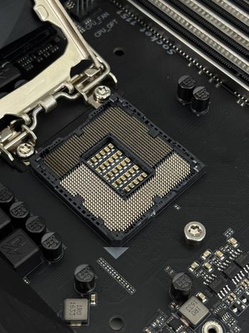 Gigabyte GA-Z270X-Ultra Gaming Intel Z270 ATX DDR4 LGA1151 3 x PCI-E x16 Slots Motherboard