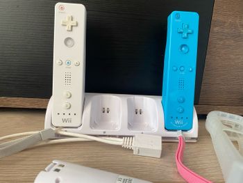 Get Parduodu Nintendo Wii konsolę su priedais – atrišta + 32GB USB