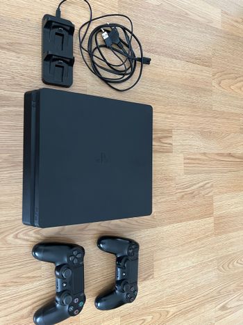 PlayStation 4 Slim 500 GB + 2 pulteliai + krovimo stotelė Parduodu puikiai veikiančią PlayStation 4 Slim (500 GB) konsolę, idealiai tinkančią tiek vienam žaidėjui, tiek žaisti dviese!