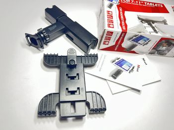 Trust 18639-02 Universal Car Headrest Tablet Mount (New, Open Box)