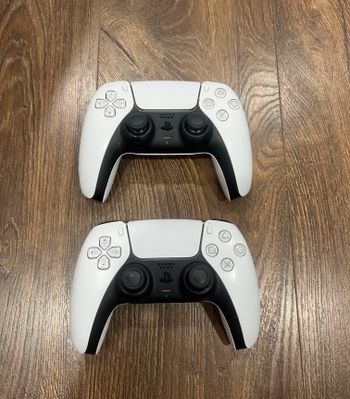 Playstation 5, Black & White, 825gb Su CD,2 pultaiPlaystation 5, Black & White,  for sale
