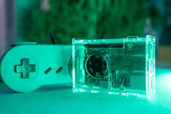 Get Naujas Raspberry Pi 3B pilnai sukomplektuotas su pultu ir virš 700 SNES žaidimų!