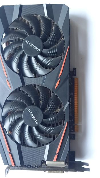 Chipset: AMD Radeon RX 570. 
