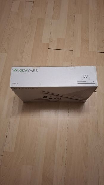 Buy Xbox One S + Robot White Pultelis
