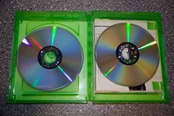 Xbox Series X 1TB + 2 Red Dead Redemption žaidimai (diskai, dėžės)