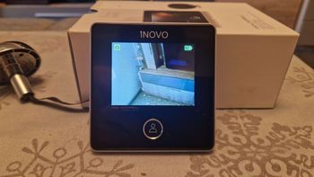 Išmanioji durų akutė-skambutis