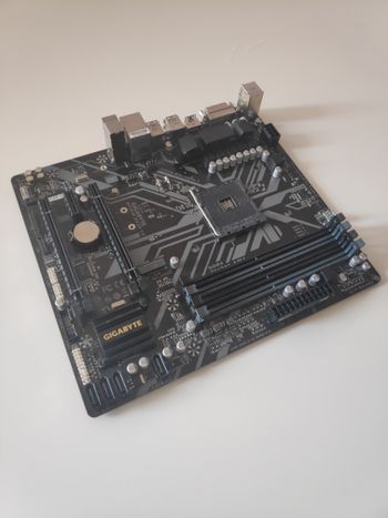 Buy Gigabyte B450M DS3H V2 AMD B450 Micro ATX DDR4 AM4 2 x PCI-E x16 Slots Motherboard