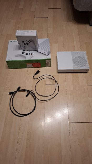 Xbox One S + Robot White Pultelis for sale