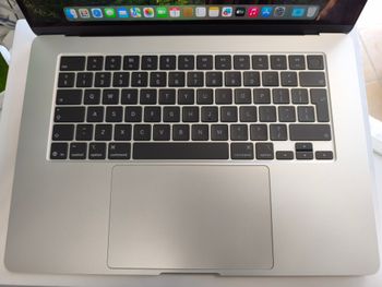 Kaip naujas MacBook Air M4 15" 16 / 256gb su Garantija for sale