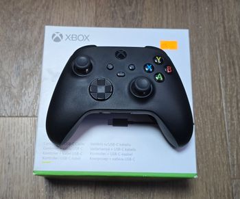 Juodas Xbox Series pultelis su dėžute