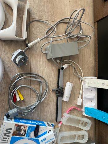 Parduodu Nintendo Wii konsolę su priedais – atrišta + 32GB USB
