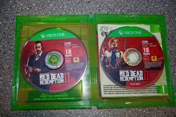 Xbox Series X 1TB + 2 Red Dead Redemption žaidimai (diskai, dėžės)