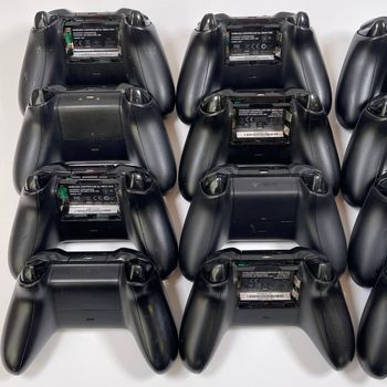 Get 12x Microsoft Xbox Wireless Controllers for Xbox One/Series X/S/PC - FOR PARTS