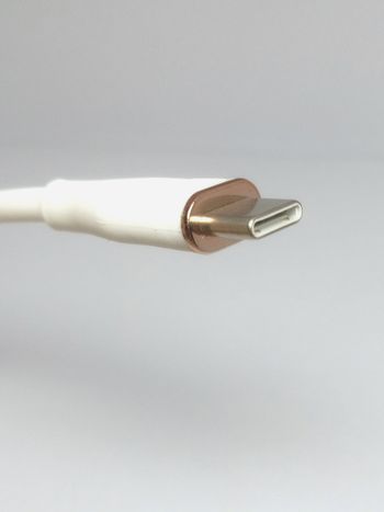 Silikoninis Type-C įkrovimo laidas 2m su aukso jungtimis (Baltas)