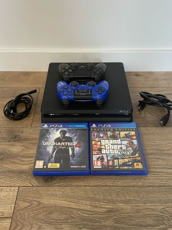 Parduodu PS4 Slim su dviem pulteliais ir žaidimais!