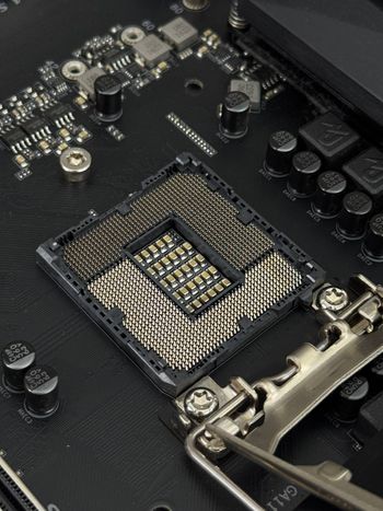 Gigabyte GA-Z270X-Ultra Gaming Intel Z270 ATX DDR4 LGA1151 3 x PCI-E x16 Slots Motherboard