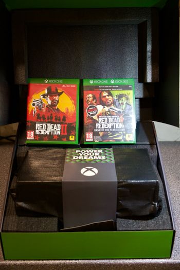 Xbox Series X 1TB + 2 Red Dead Redemption žaidimai (diskai, dėžės) for sale