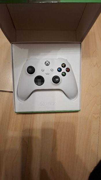 Xbox One S + Robot White Pultelis