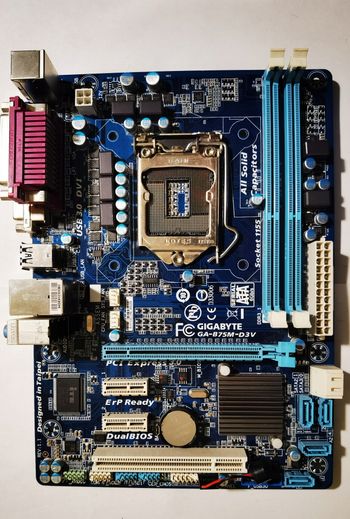 Gigabyte GA-B75M-D3V Intel B75 Micro ATX DDR3 LGA1155 1 x PCI-E x16 Slots Motherboard