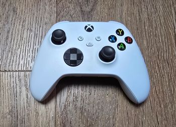 Baltas xbox series pultelis