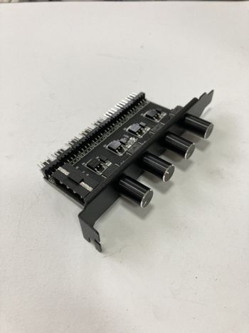 4 kanalų 8 ventiliatorių greičio valdiklis/adapteris Molex maitinimas.