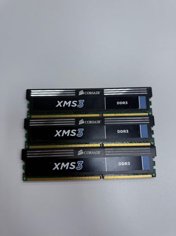 Corsair XMS3 6 GB (3 x 2 GB) DDR3-1600 Black / White PC RAM