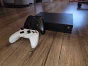 Xbox One X console su 2 pulteliais, pakrovimo stationu ir žaidimais