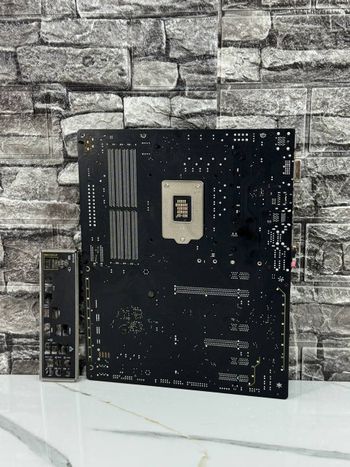 Redeem Gigabyte GA-Z270X-Ultra Gaming Intel Z270 ATX DDR4 LGA1151 3 x PCI-E x16 Slots Motherboard