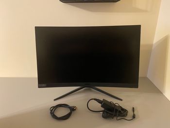 MSI lenktas monitorius 27”