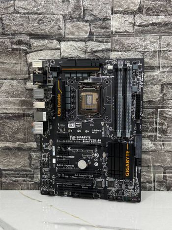 Gigabyte GA-Z97X-UD3H-BK Intel Z97 ATX DDR3 LGA1150 3 x PCI-E x16 Slots Motherboard