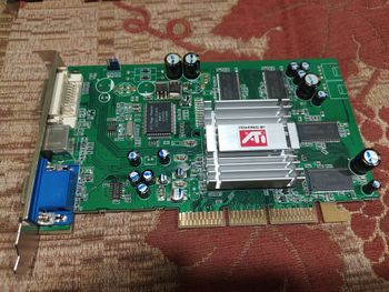  Radeon 9200 128MB DDR AGP vaizdo plokštė (retro, dalims)