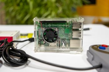Naujas Raspberry Pi 3B pilnai sukomplektuotas su pultu ir virš 700 SNES žaidimų!