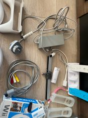 Parduodu Nintendo Wii konsolę su priedais – atrišta + 32GB USB