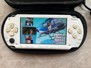 Sony PSP 1000 švarus ekranas, atminties 128Gb kortelė pskyroje 160 žaidimų