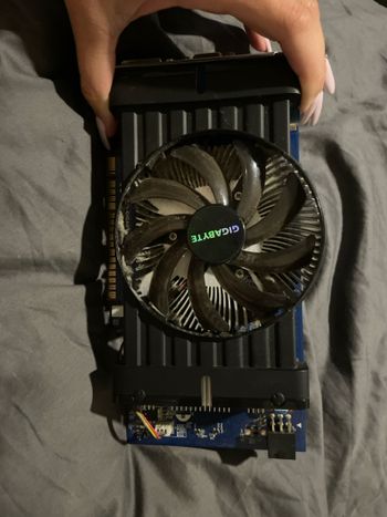 Gigabyte GeForce GTX 550 Ti 1 GB 970 Mhz PCIe x16 GPU